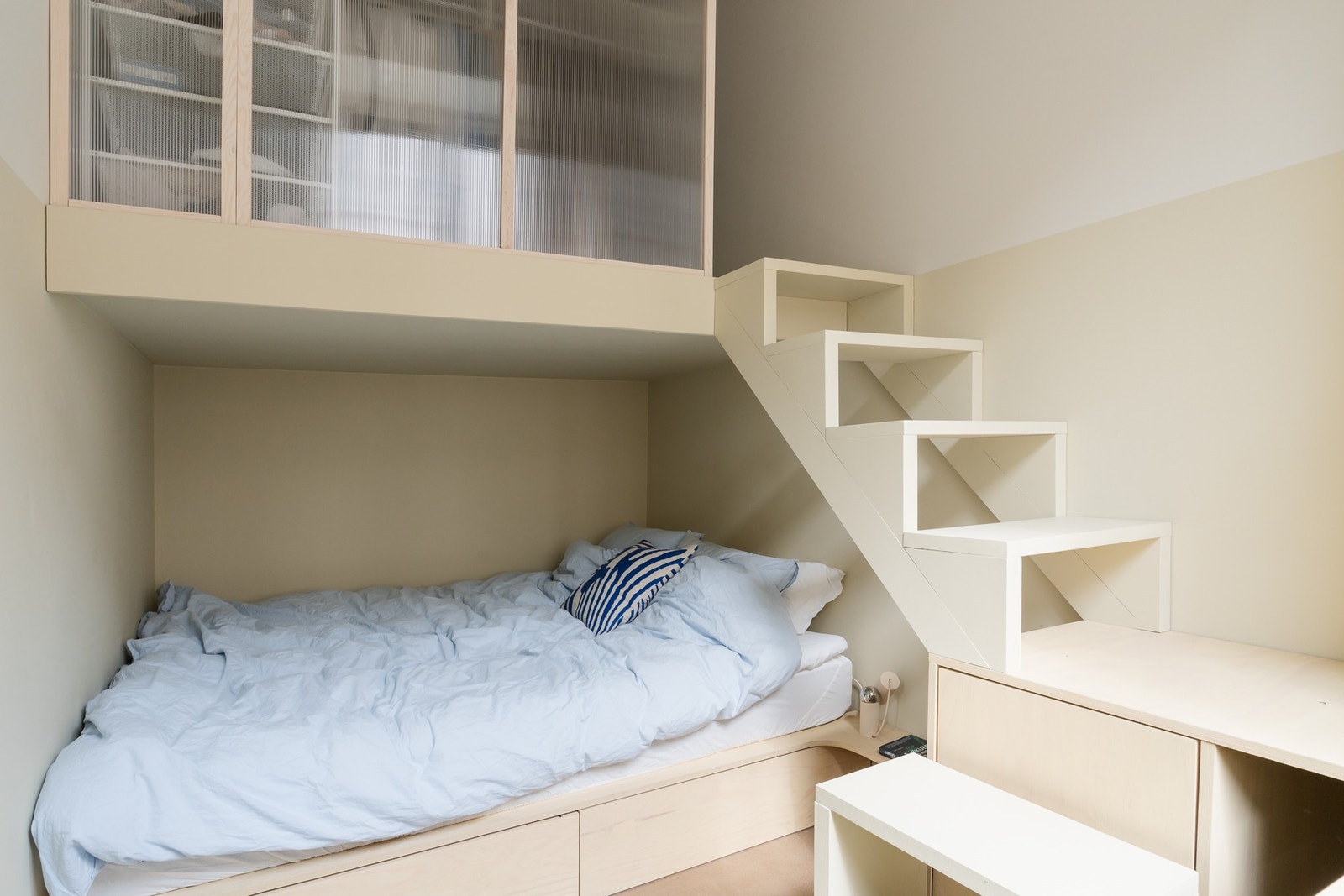 Her har dagens eier optimalisert soverommets areal med veldige gode løsninger. Galleribilde