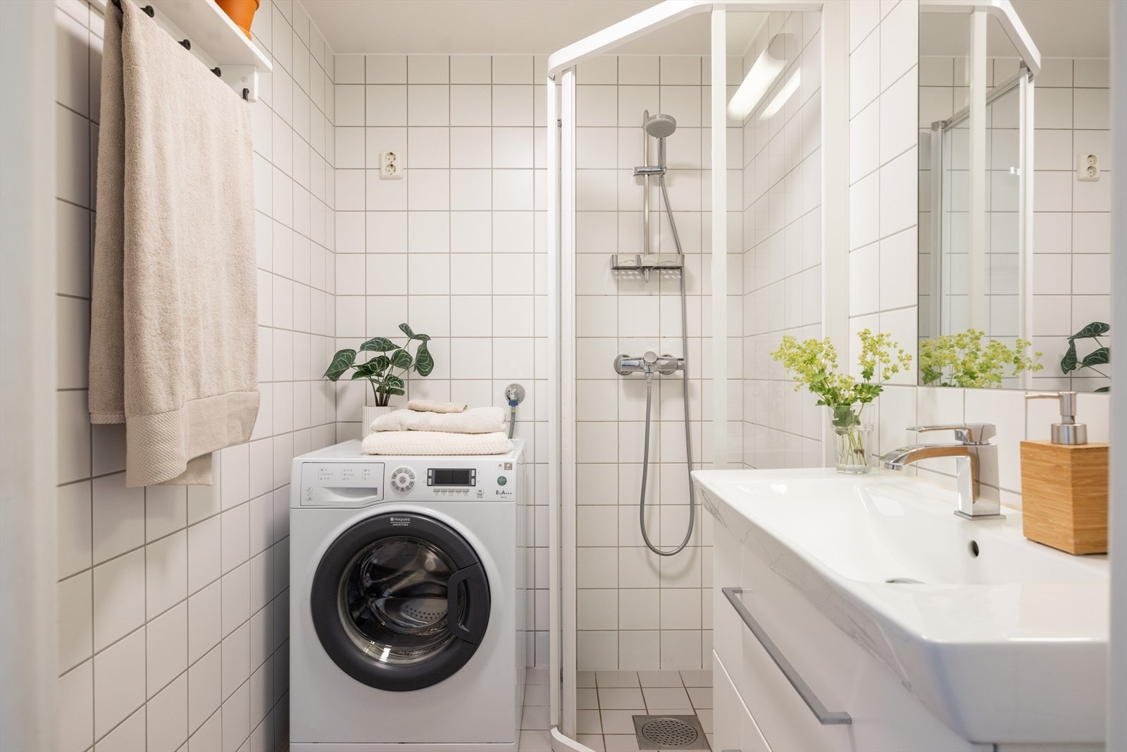 - Flislagt baderom med behagelig gulvvarme som gjør morgenrutinene ekstra komfortable - Galleribilde