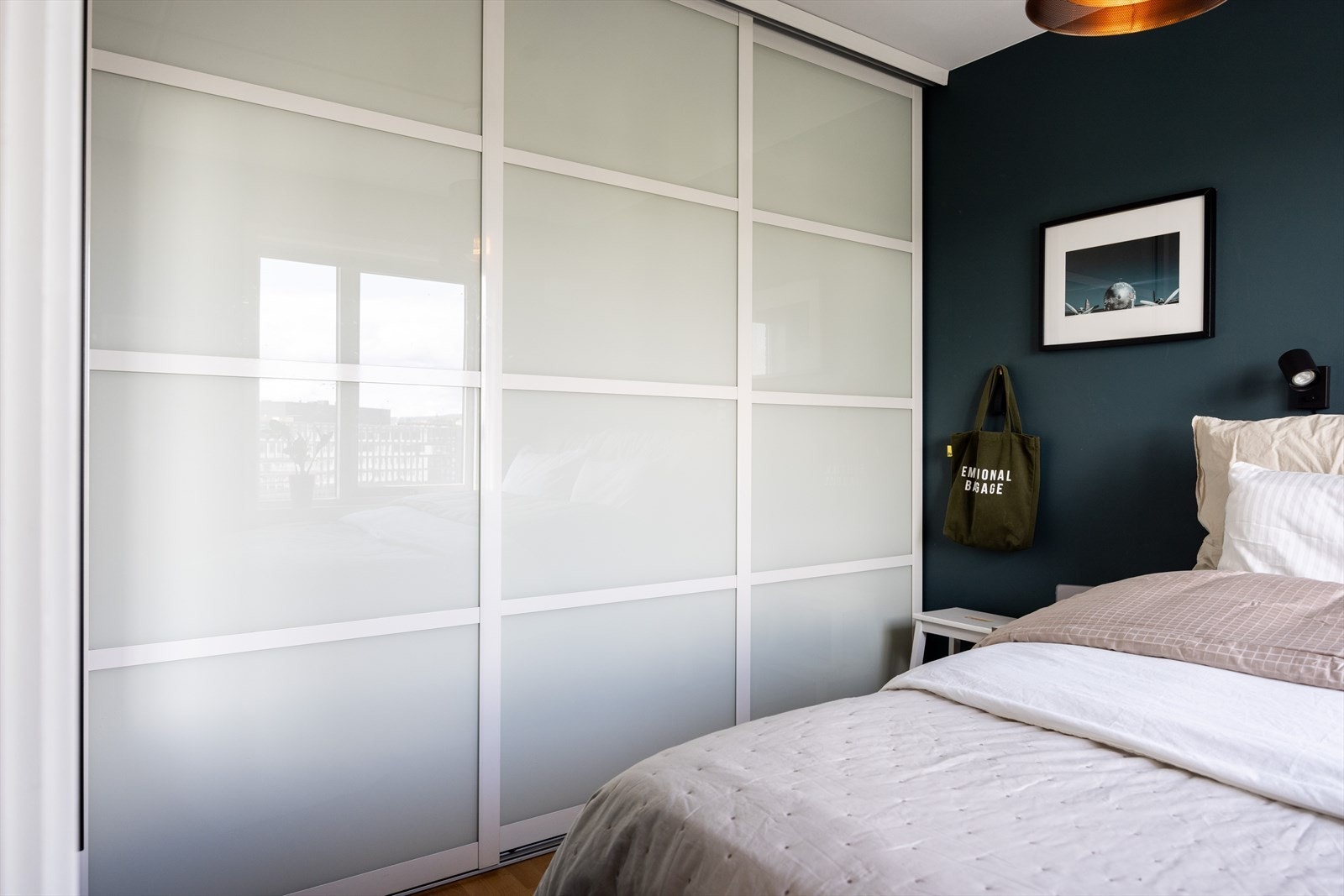 - Rikelig med oppbevaringsmuligheter i den praktiske garderobeløsningen - Galleribilde