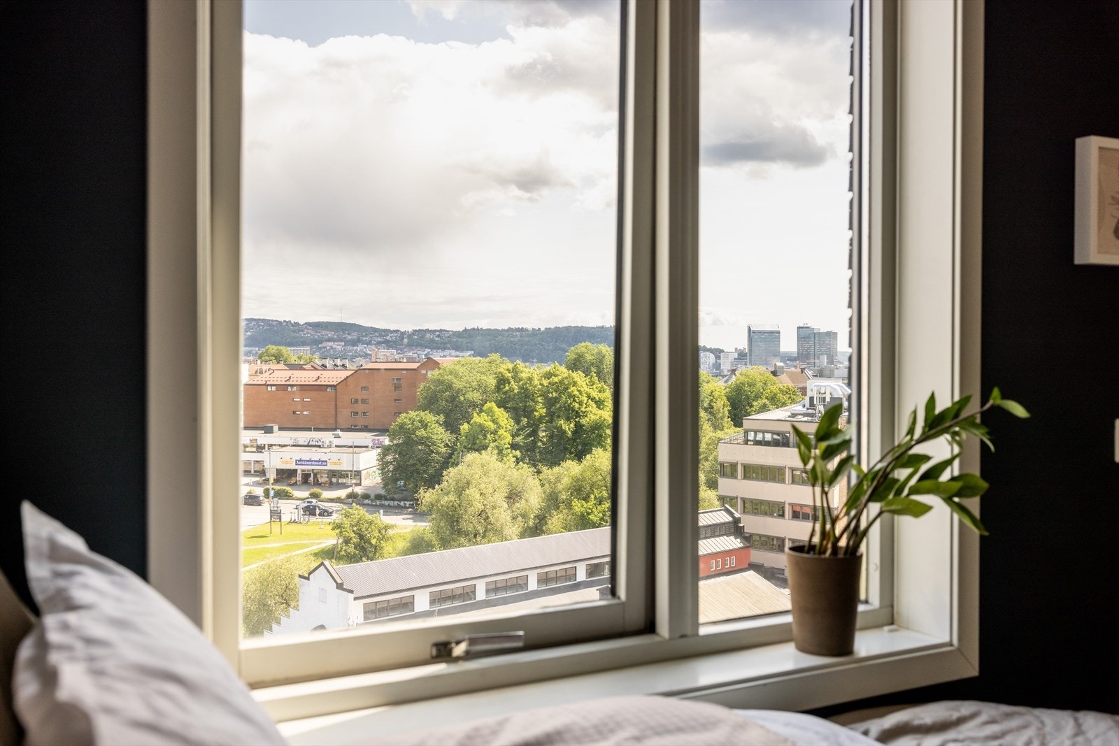 - Store vindusflater som gir rikelig med luft og lys - Galleribilde