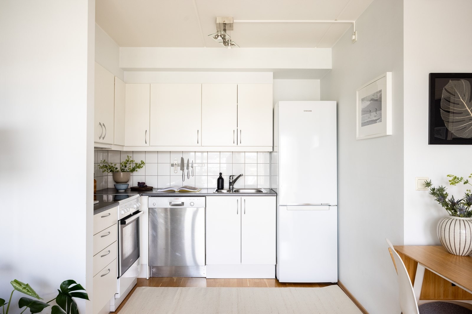 - Kjøkkeninnredning med stilrene fronter og laminat benkeplate med nedfelt vask og skyllekum - Galleribilde