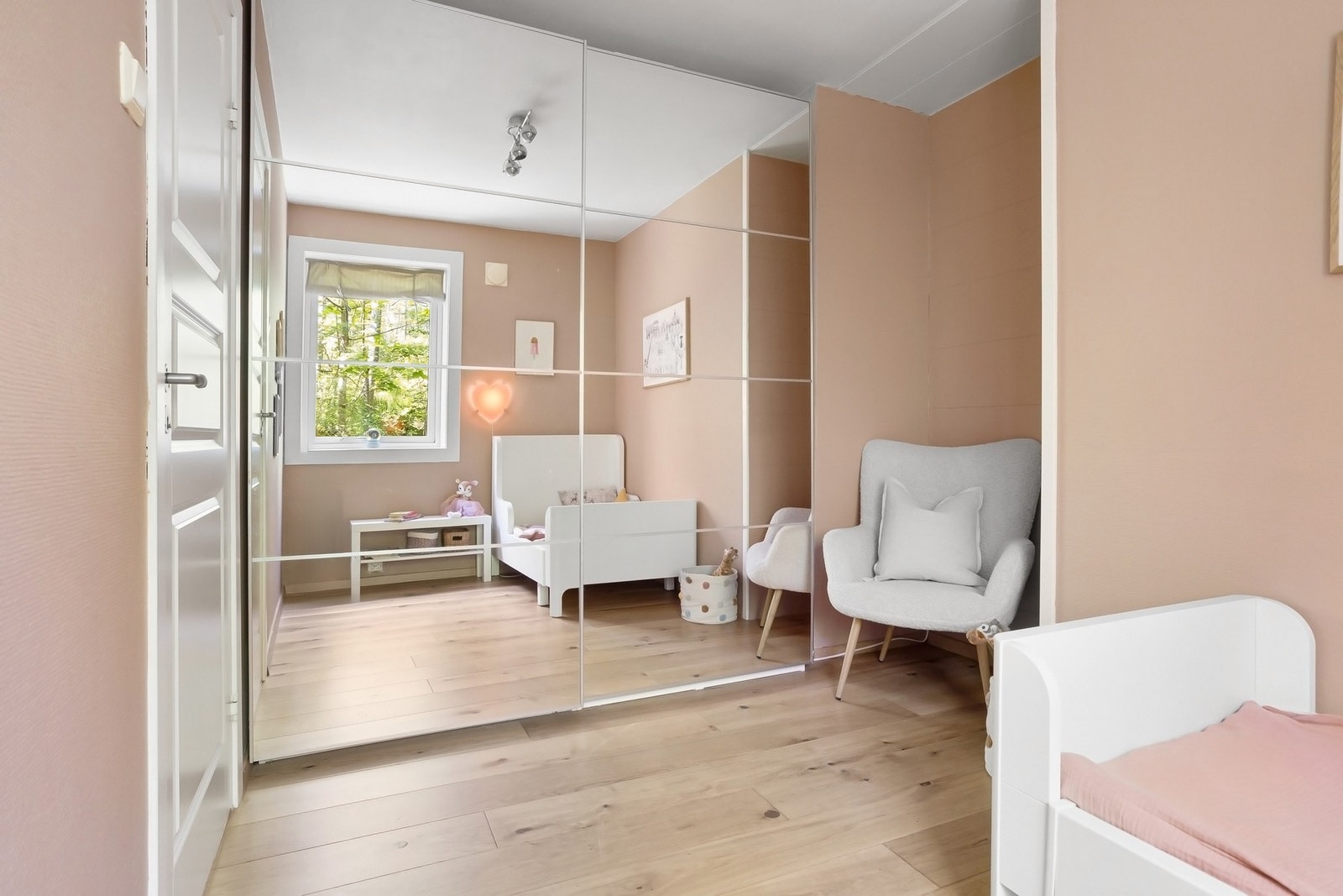 Det andre soverommene har også fin plass til seng og skyvedørsgarderobe med speildører Galleribilde