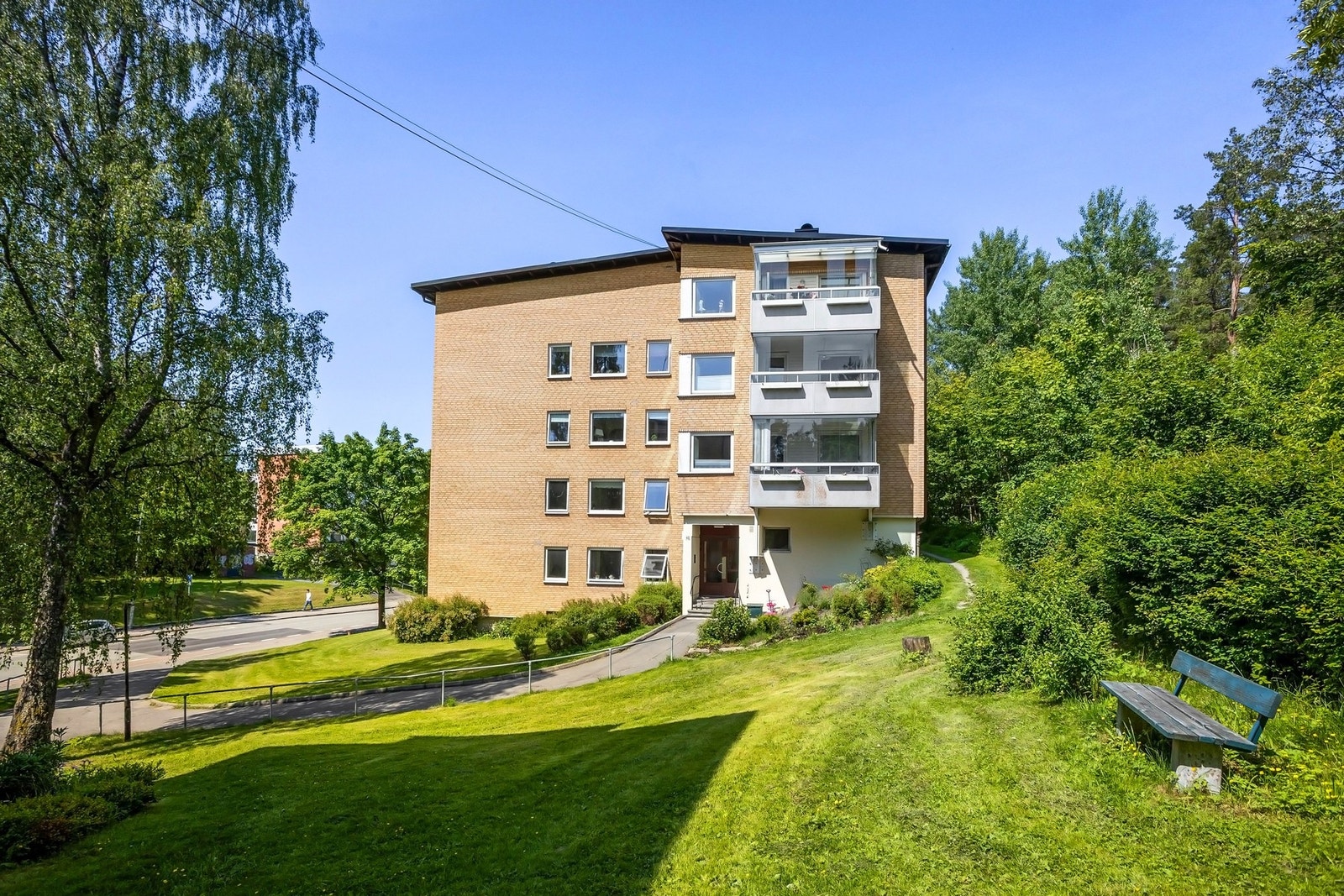 Her bor du stille og rolig med flott utsyn til skogen med lysløype/turvei rett bak boligen Galleribilde