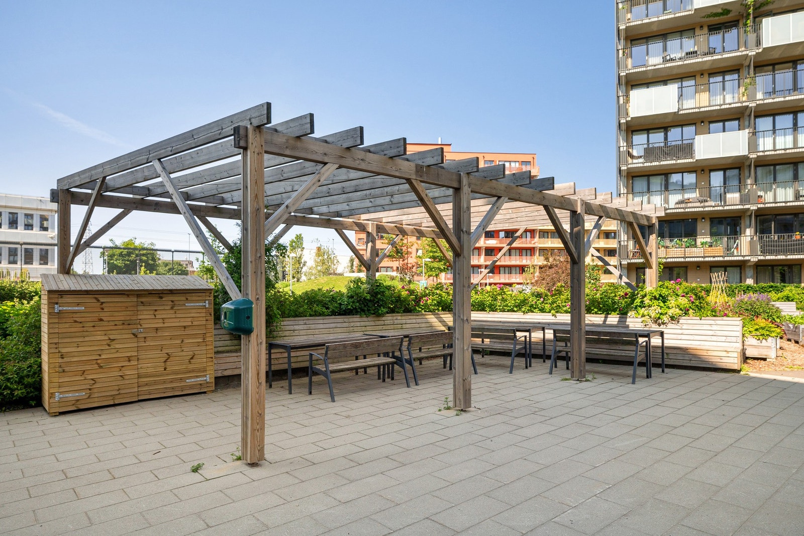 Parkmessig opparbeidede fellesarealer med pergola. Galleribilde