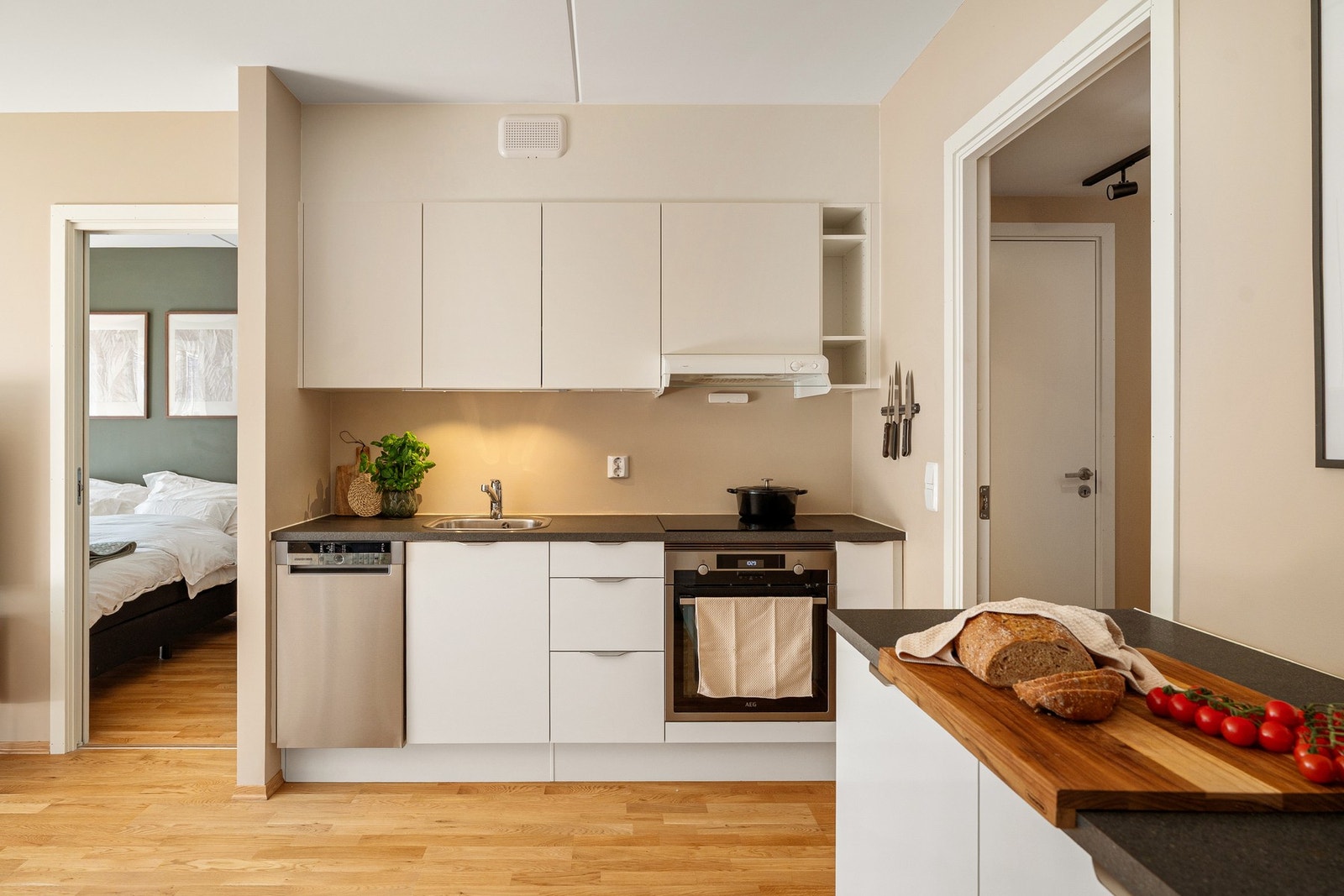 Moderne takhøy kjøkkeninnredning fra HTH. Galleribilde