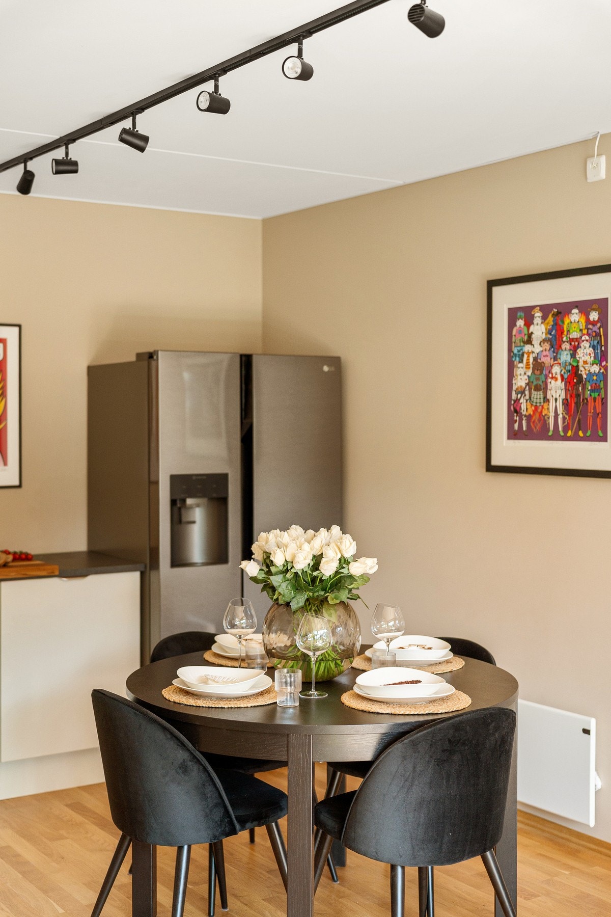 Plass til spisebordsgruppe som danner et naturlig skille mellom kjøkken- og stuedel. Galleribilde