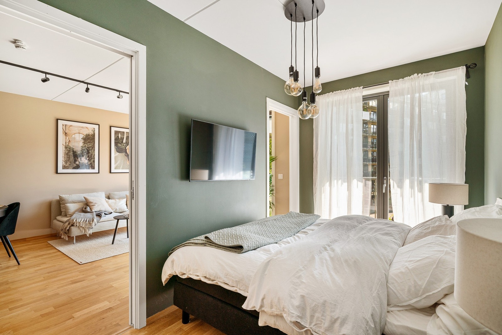 Hele leiligheten vender inn mot trafikkfritt område. Så her er alt lagt til rette for en god natt søvn. Galleribilde