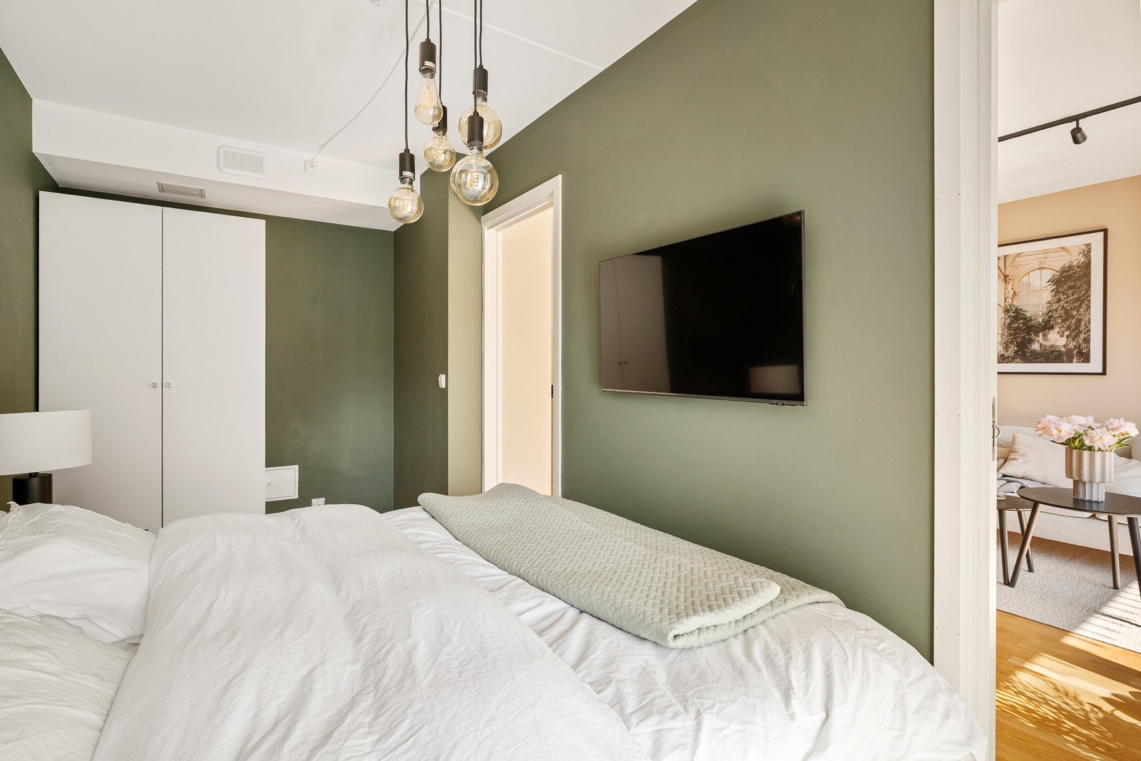 Perfekt nisje for garderobeskap (medfølger). Det er plass til ytterligere garderobeskap eller skyvedørsgarderobe. Galleribilde