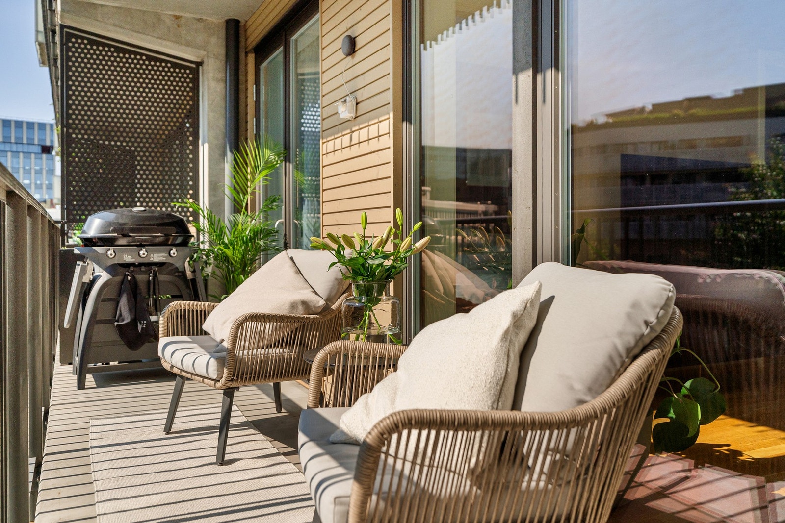 Balkongen er på ca. 8 kvm. med fine solforhold fra morgen til tidlig ettermiddag. Galleribilde