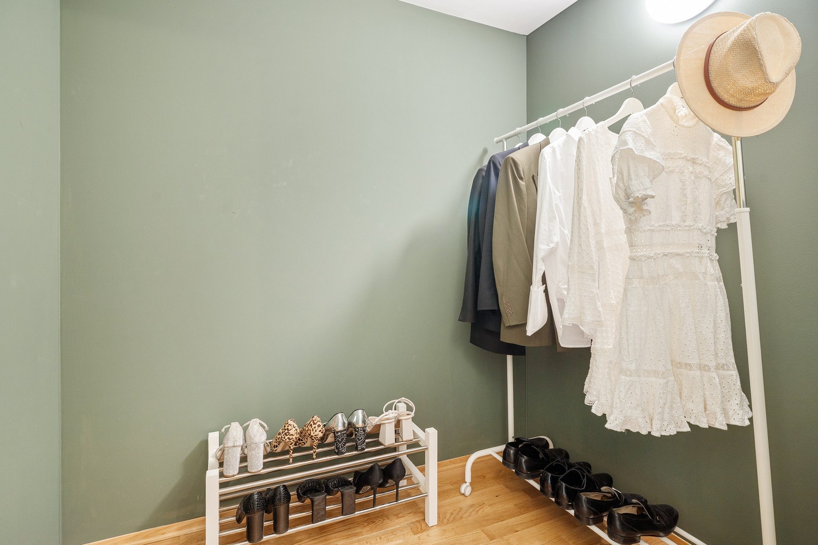 Praktisk bod/omkledningsrom ev. kontor. Galleribilde