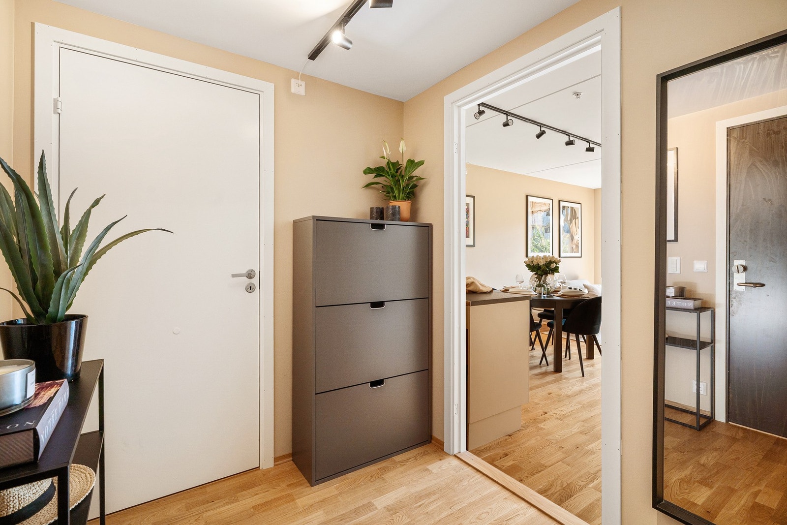 I tilknytning til gangen er en praktisk bod/omkledningsrom for oppbevaring. Galleribilde