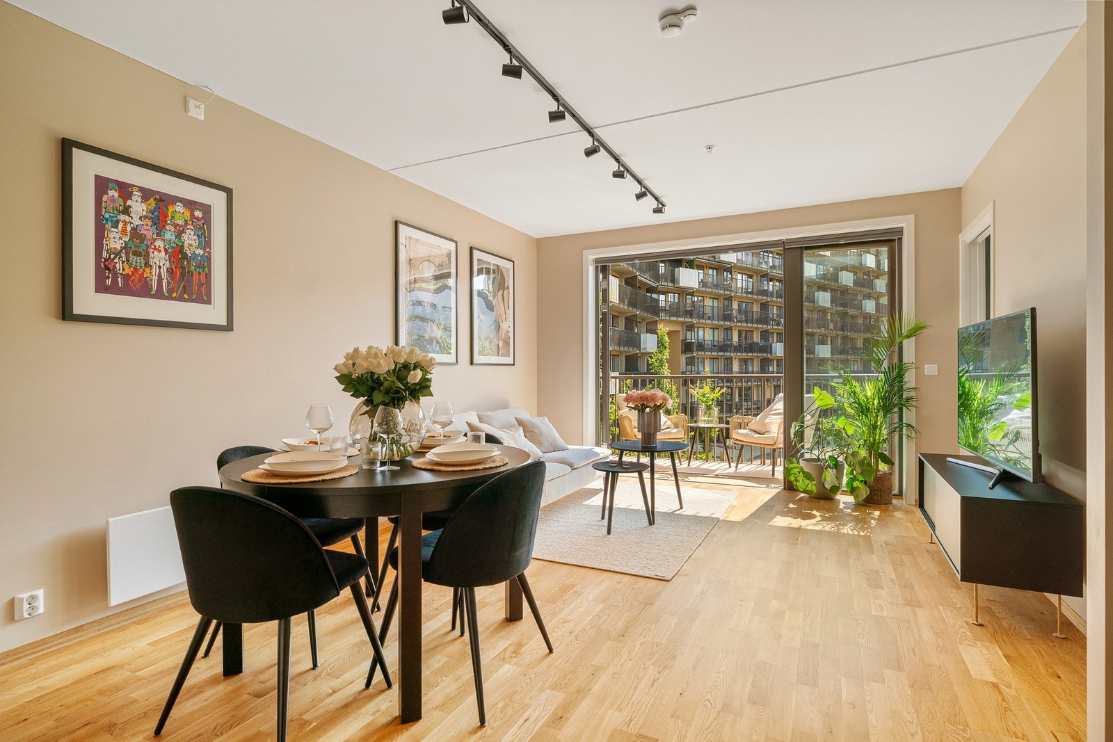 Store vindusflater sikring gode lysforhold. Det er montert Philips hue (soverom, stue og entré) som kan styres med app. Galleribilde