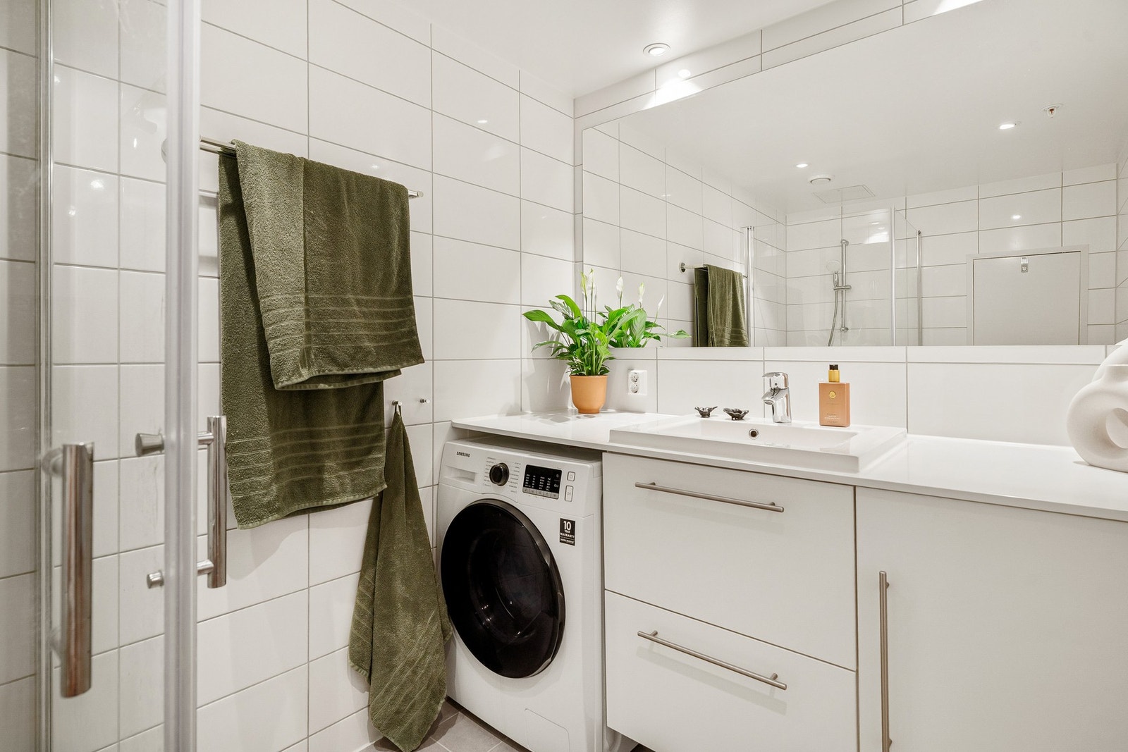 Plasstilpasset baderomsinnredning med nisje for kombimaskin. Galleribilde