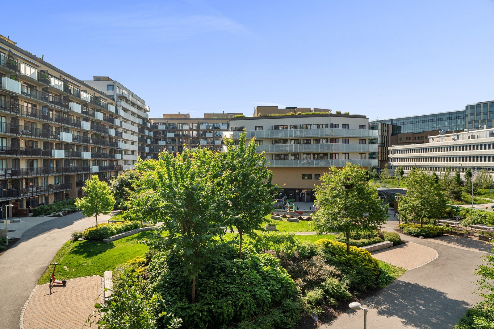 Hyggelig utsyn mot borettslagets fellesarealer. Galleribilde