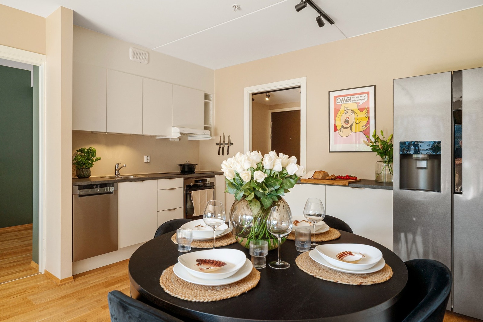 Integrerte hvitevarer er platetopp, stekeovn, oppvaskmaskin og side-by-side kjøleskap med isbitmaskin. Galleribilde