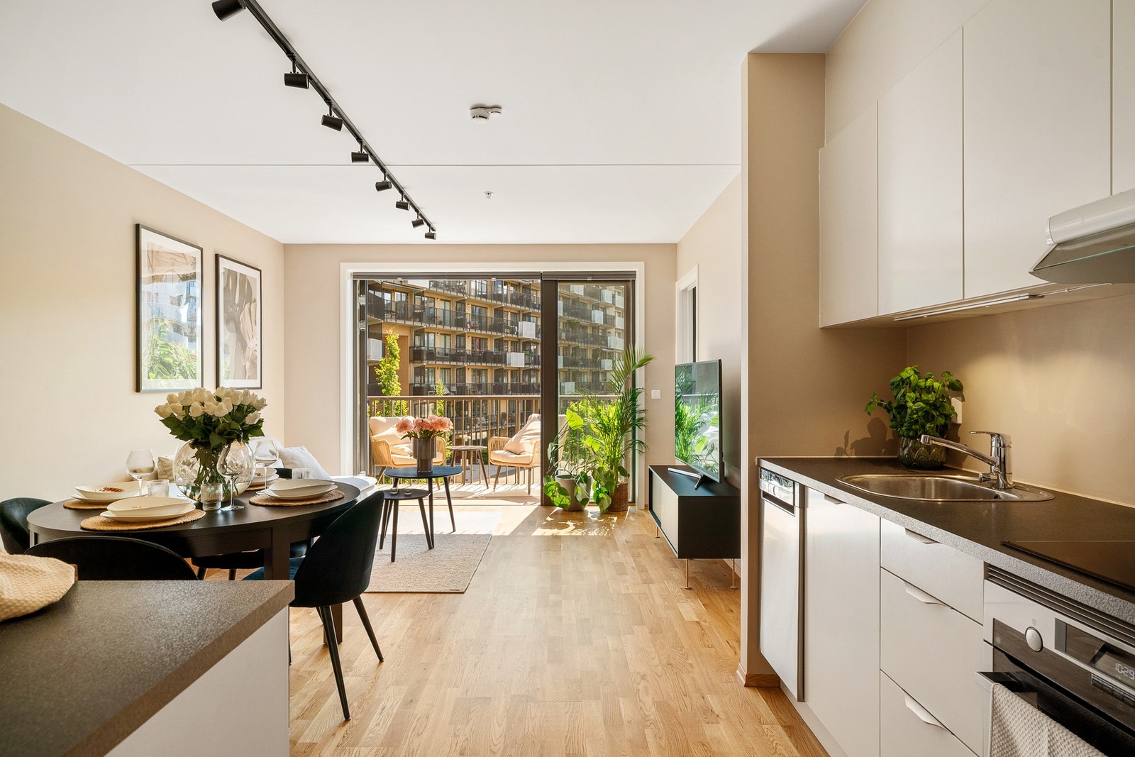 Boligen har en moderne åpen stue- og kjøkkenløsning med god soneinndeling. Galleribilde