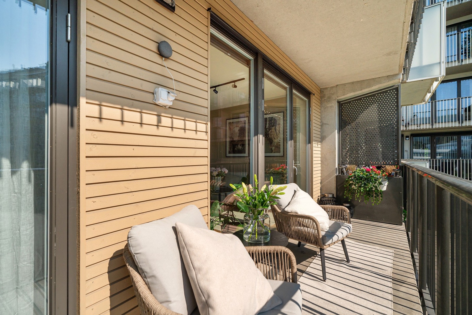 Balkongen oppleves som en forlengelse av stuen på varme sommerdager. Galleribilde