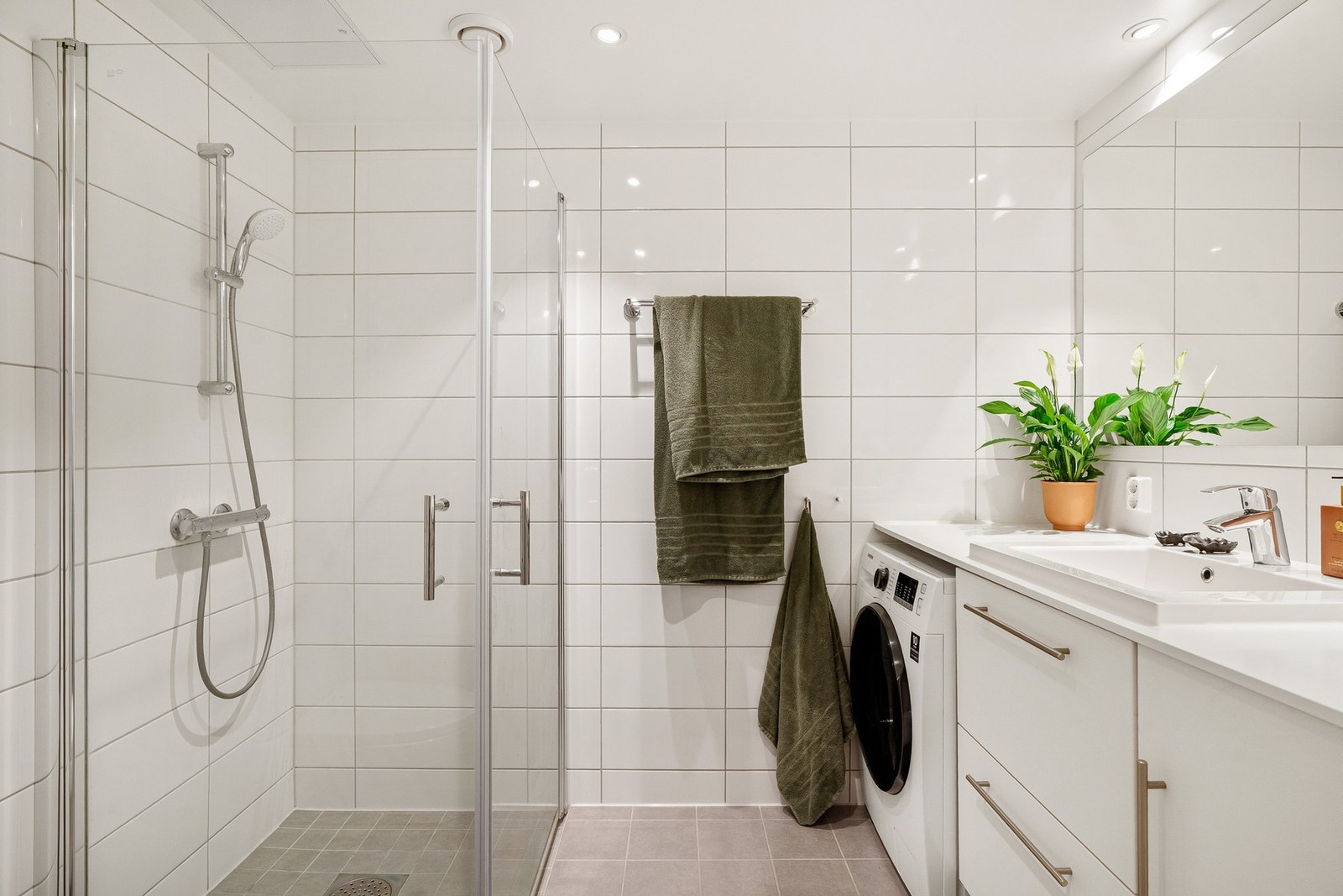 Pent flislagt bad med downlights i himling. Galleribilde