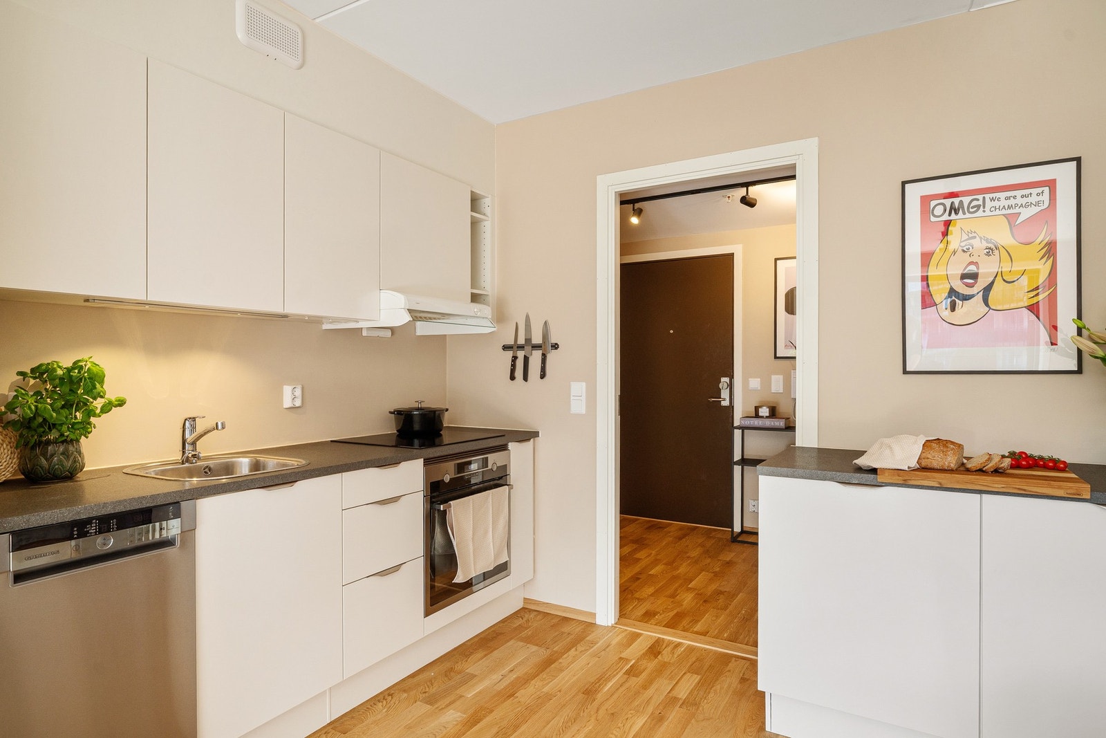 A konto varmtvann og vannbåren gulvvarme på bad inkl. i felleskostnadene. Galleribilde