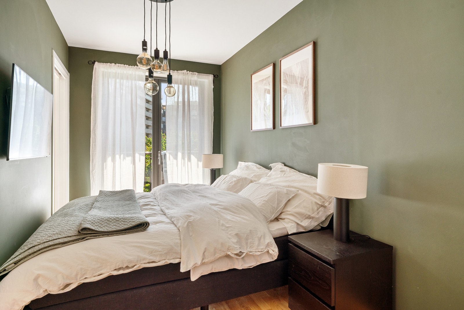 Soverom med utgang via doble dører til balkong. Galleribilde