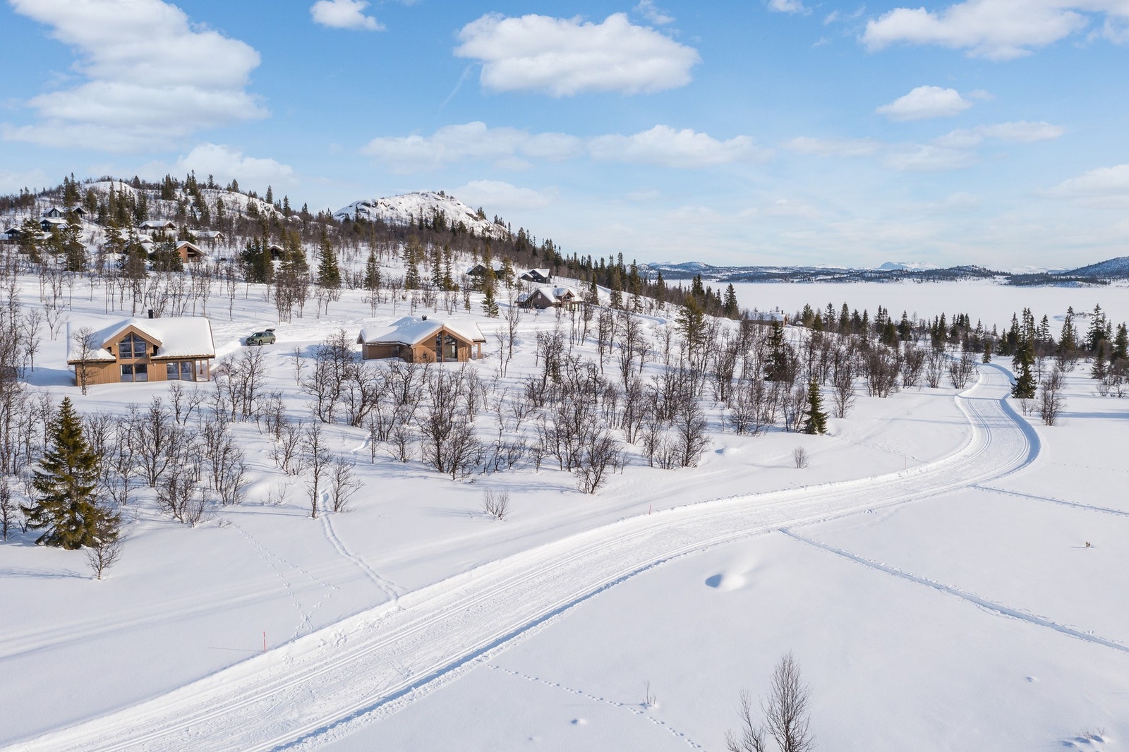 Hyttene i området harmonerer med naturen Galleribilde