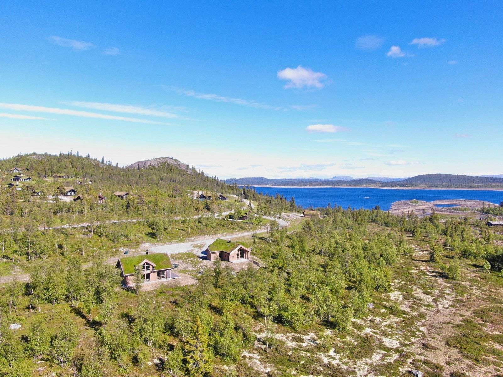 Her kan man bygge en hyttedrøm, for å nyte stillheten og naturen i vakre omgivelser Galleribilde