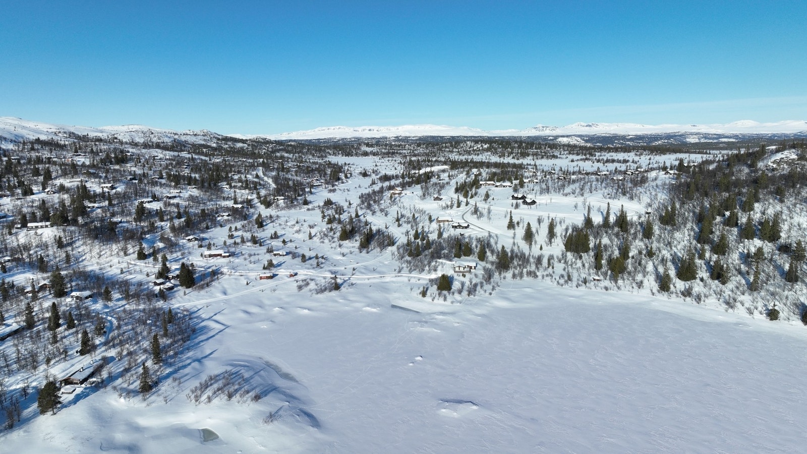 Solrike forhold og nærhet til skiløyper rett utenfor hyttedøren Galleribilde