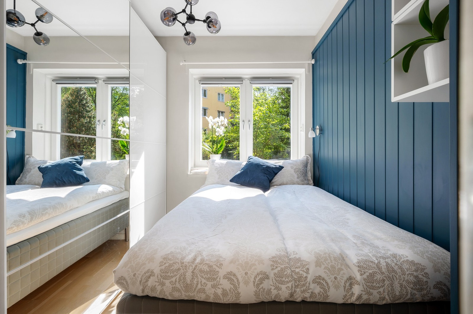 God oppbevaringsplass i stort garderobeskap. Galleribilde