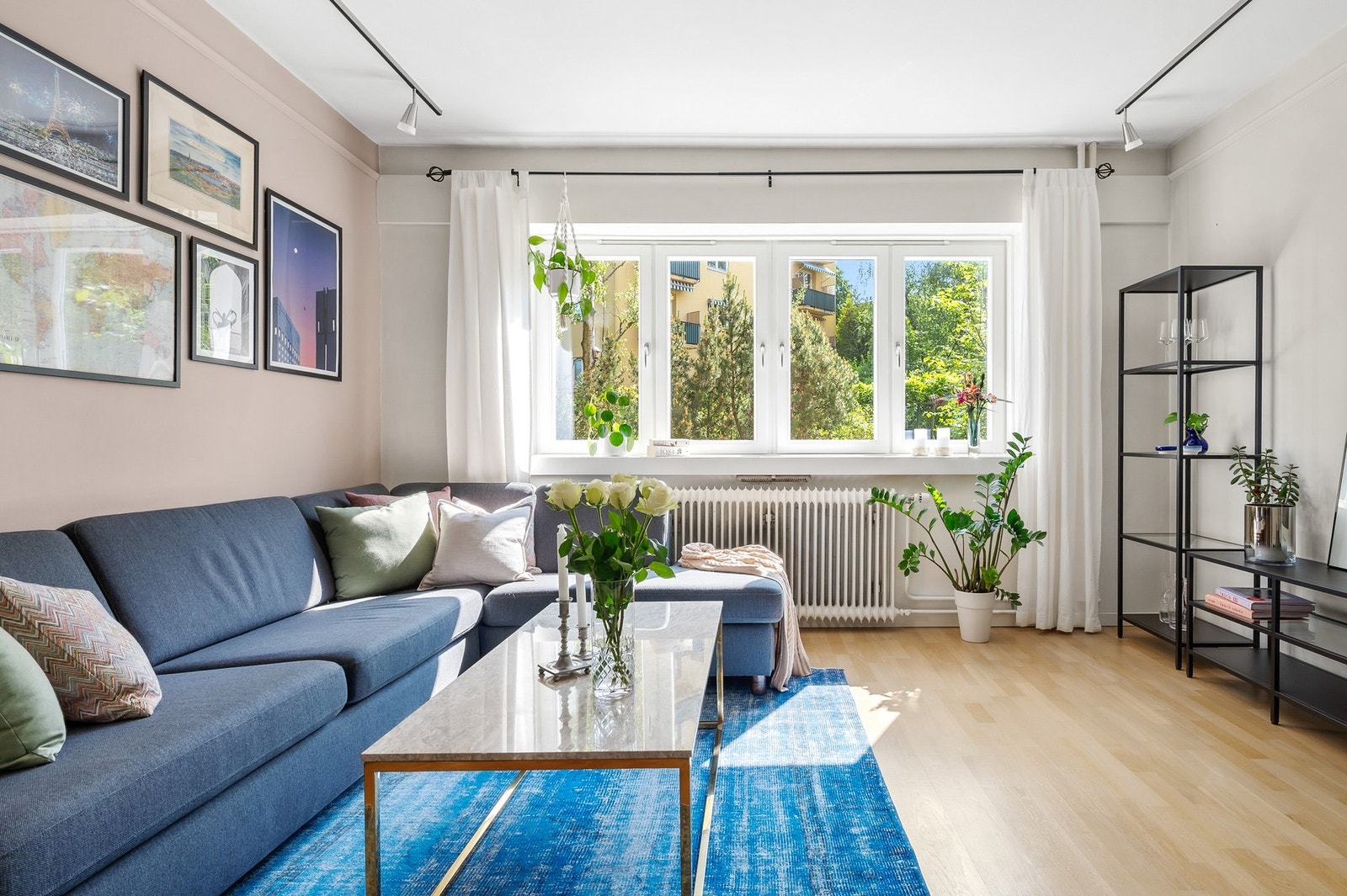 Velkommen til denne lyse og pene 2-roms leiligheten i Båhusveien 16! Galleribilde