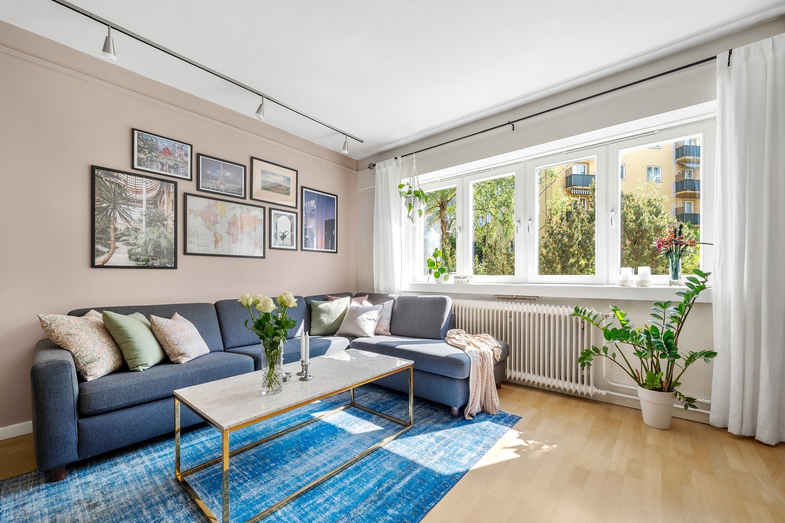 Stuen er lys og luftig med god plass til sofagruppe. Galleribilde