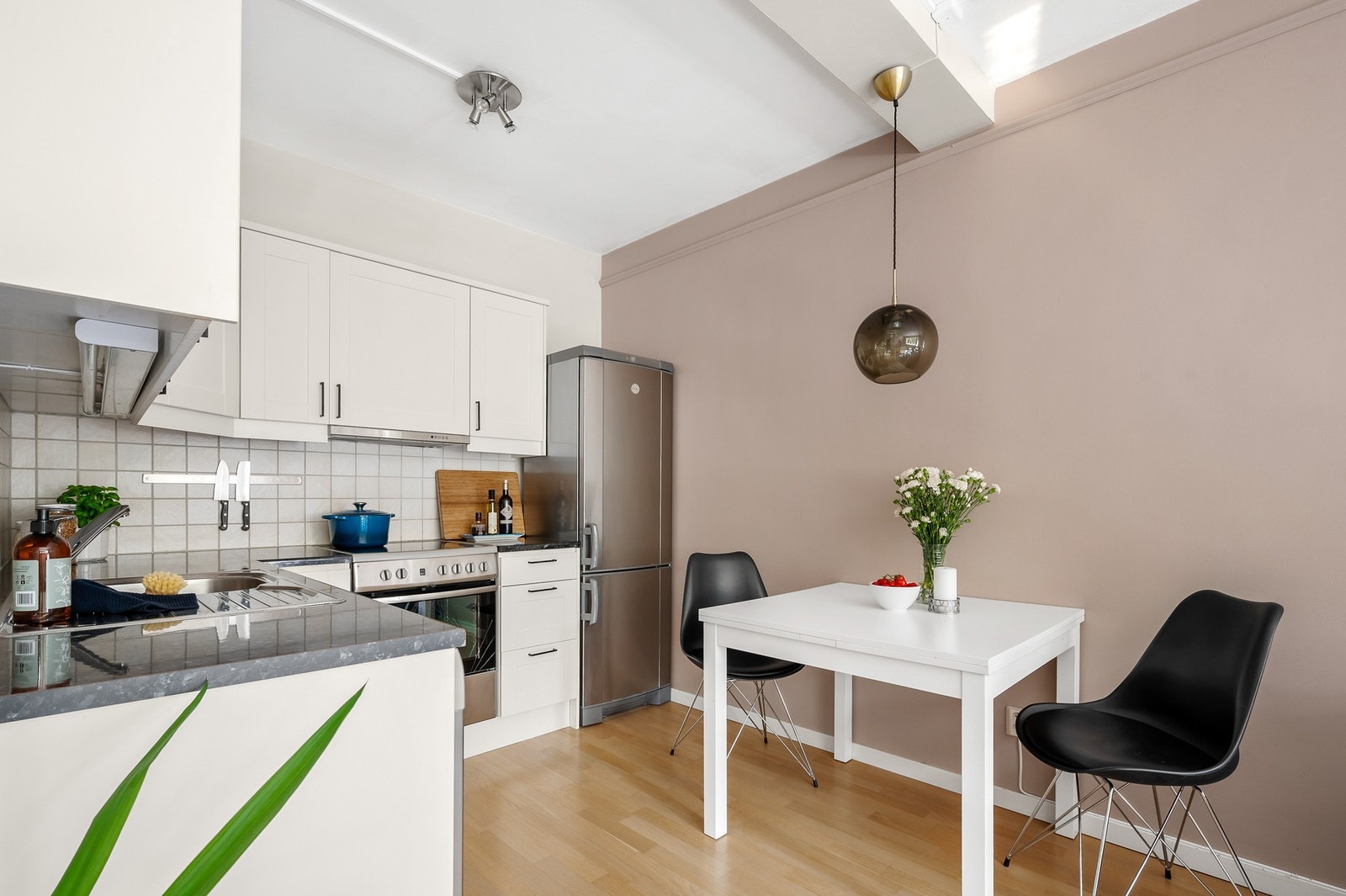 Naturlig sone for spisebord i tilknytning til kjøkkenet. Galleribilde