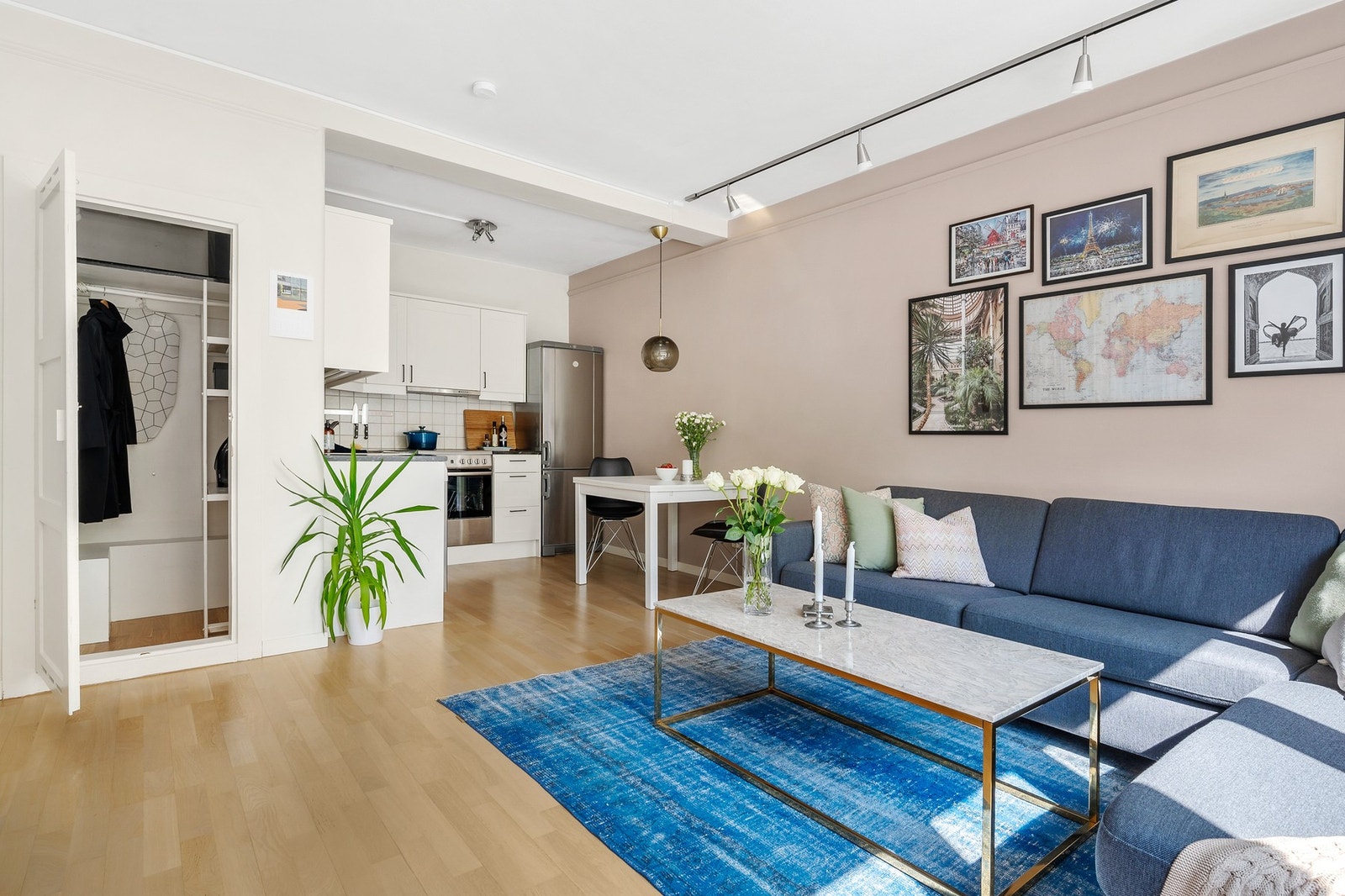 Kjøkkenet ligger i åpen og sosial løsning til stue, praktisk plassert i hjørnet. Galleribilde