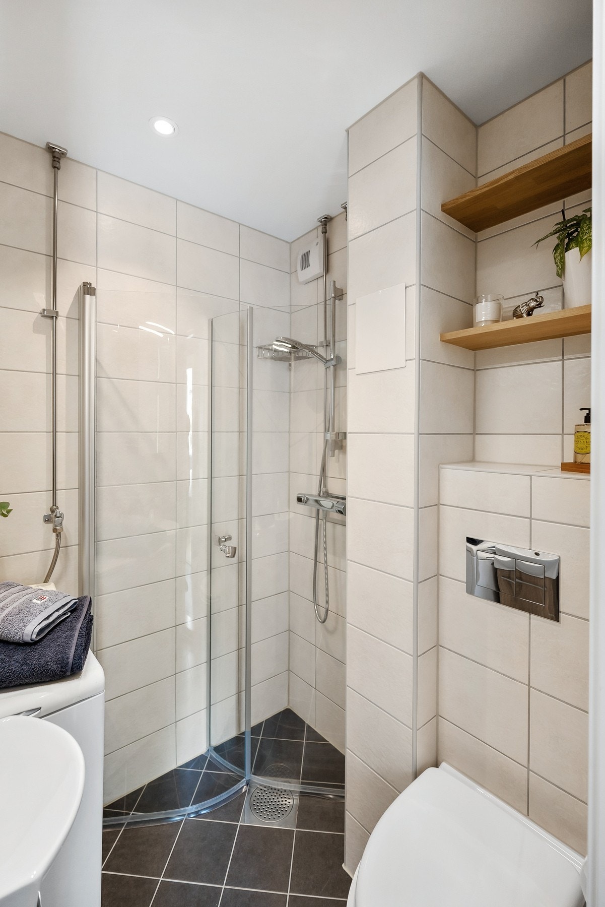 Praktiske, innfellbare dusjdører gir god arealutnyttelse. Galleribilde