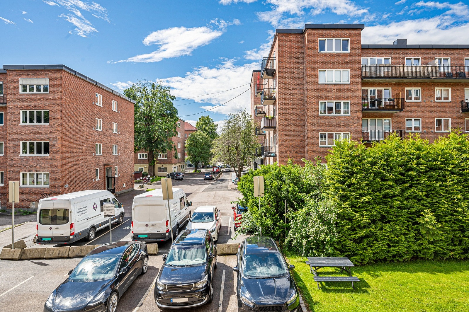 Sameiet har parkeringsplasser til utleie. Styret opplyser per 06.06.25 at det ikke er noen på venteliste p.t. Galleribilde