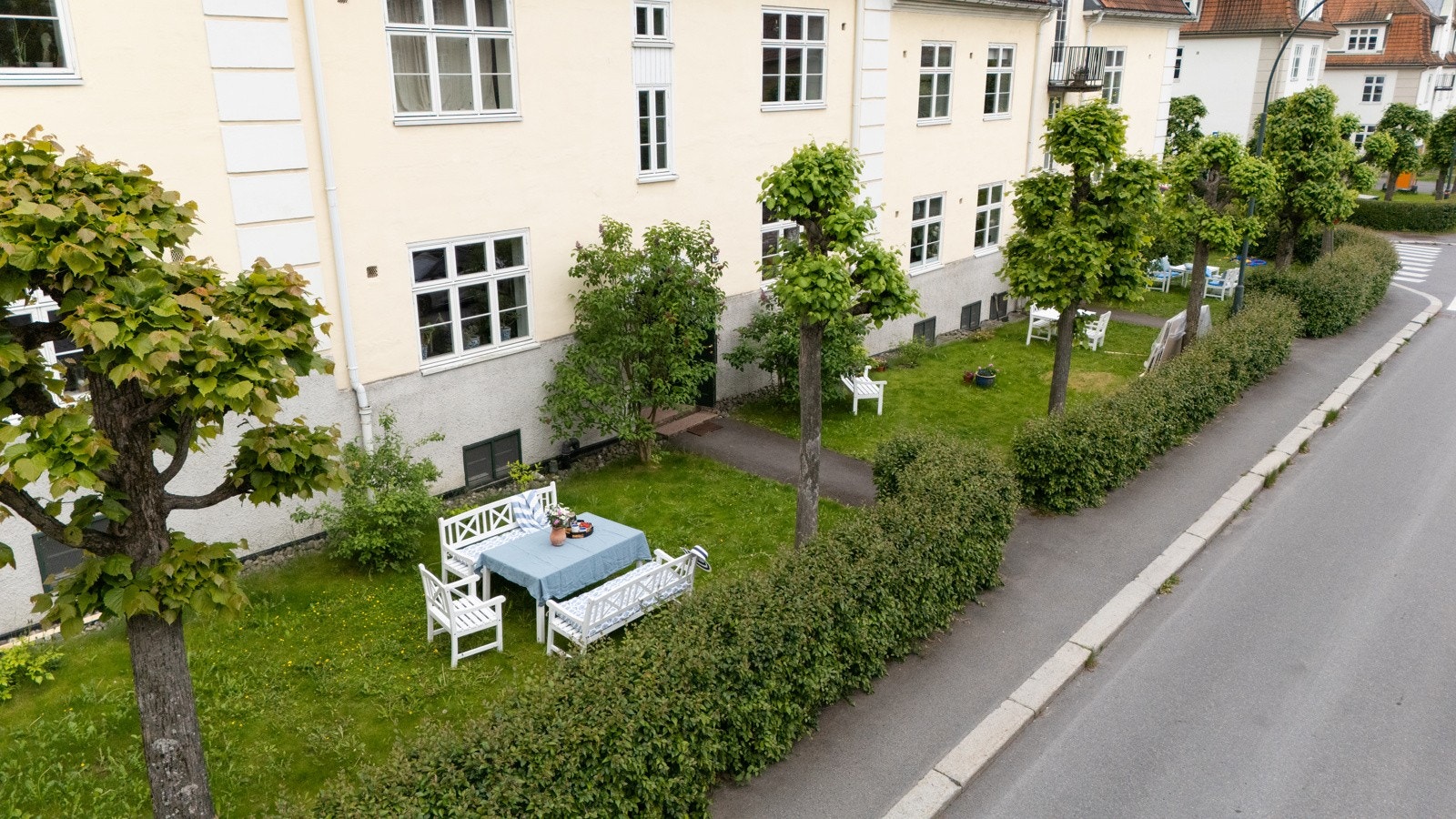 Beliggenheten i Lindern Hageby er en av de største fordelene med Linderngata 6. Det er både for- og bakhage Galleribilde