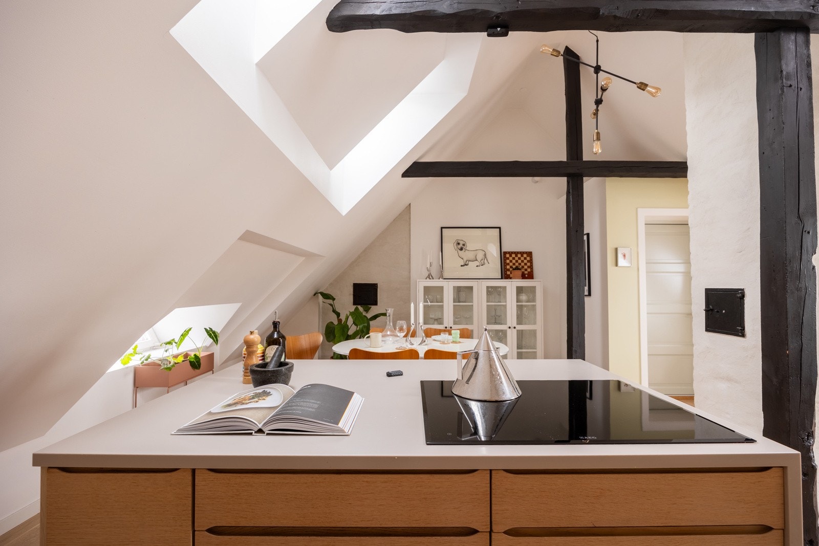 Leiligheten er gjennomgående og lys, med god takhøyde og store vindusflater som slipper inn rikelig med naturlig lys. Den ligger i byggets 3. og 4. etasje Galleribilde