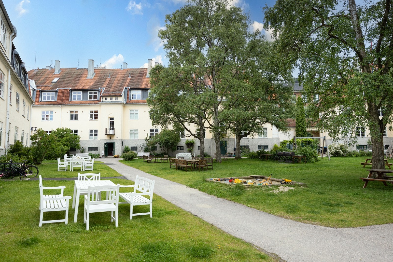 Her er det flotte grøntarealer med felles sittegrupper, lekeaparater og mye mer Galleribilde