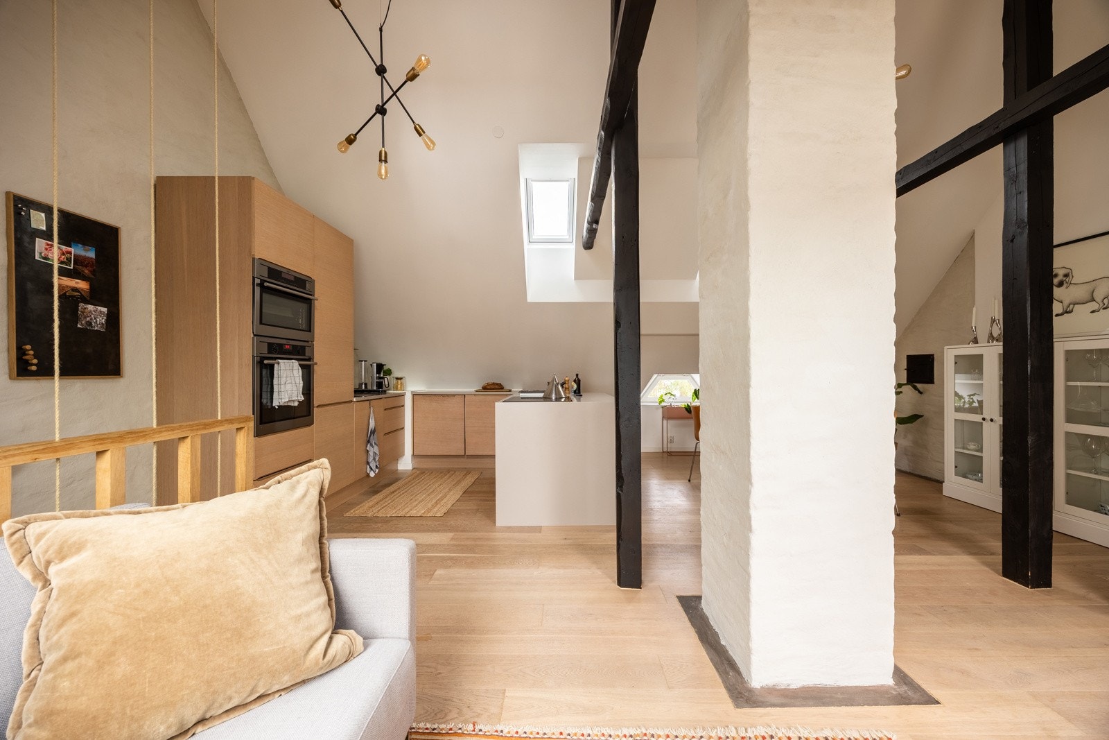 Leiligheten har en tidsmessig, åpen romløsning mellom stue og kjøkken. Kjøkkenet har en moderne innredning med kjøkkenøy og integrerte hvitevarer. Galleribilde