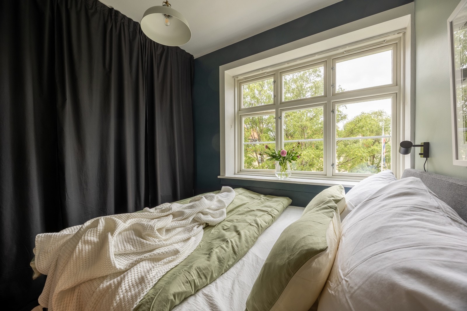 Her er det god plass til dobbeltseng, nattbord og garderobeløsninger Galleribilde