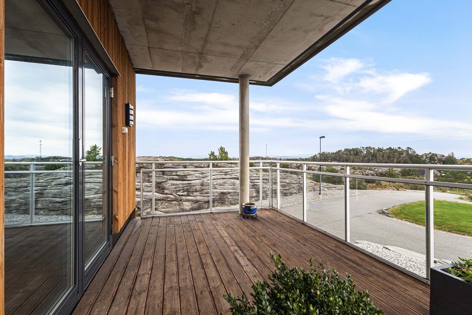Fra kjøkkenet er det også utgang til enda en terrasse - en praktisk løsning om man vil spise middagen ute Galleribilde