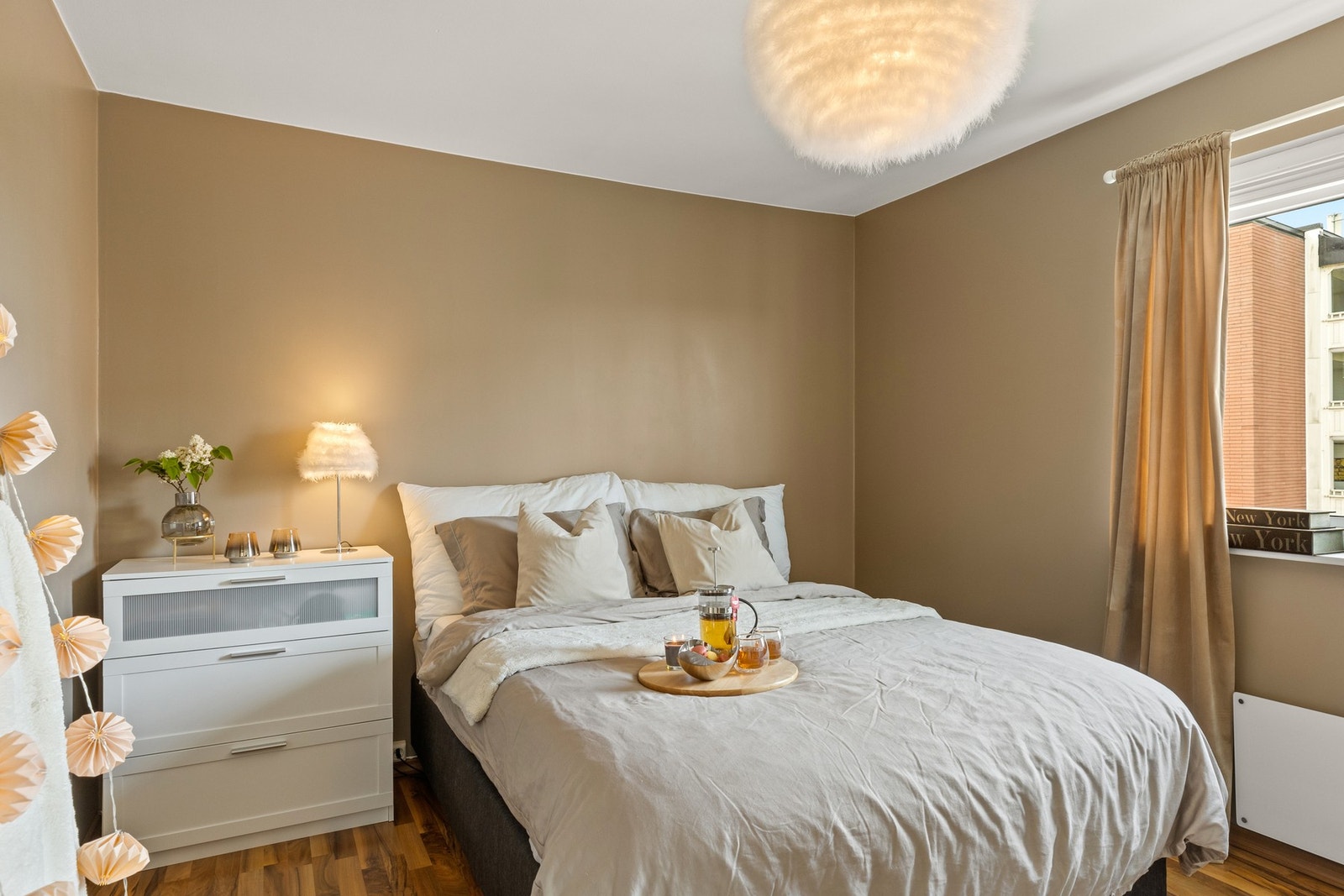 Boligens hovedsoverom med integrert skyvedørsgarderobe. Galleribilde