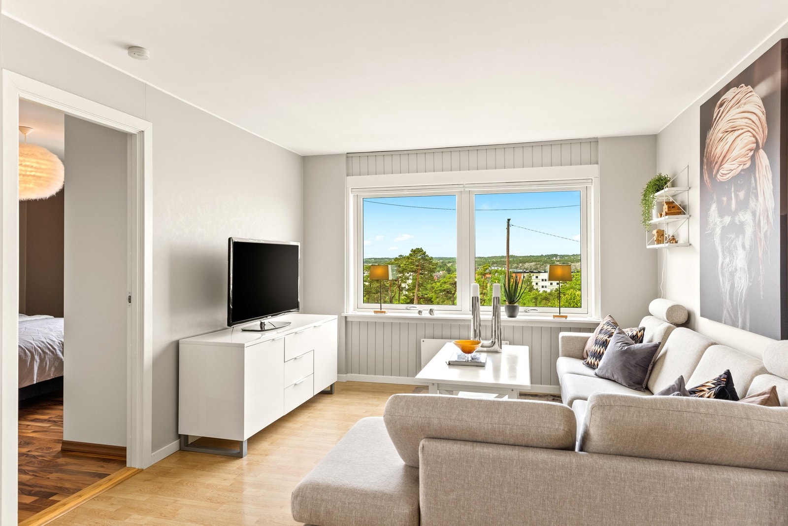 Fin utsikt fra de fleste vinduer. Galleribilde