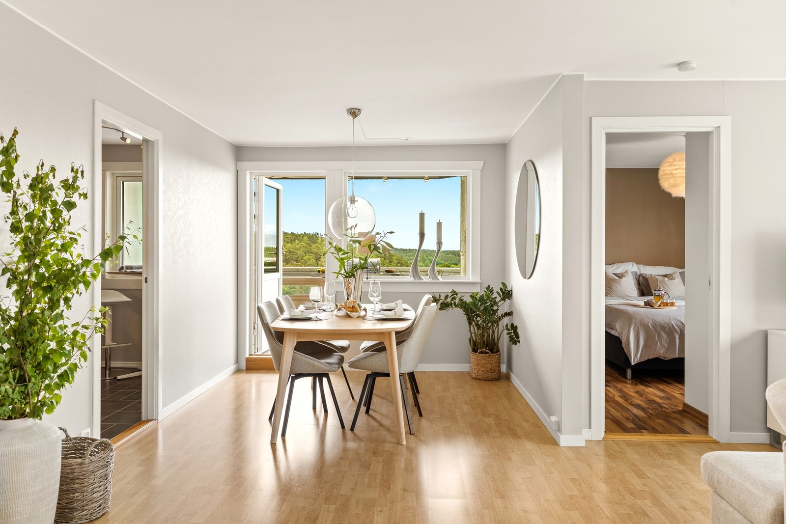 Fra stuen er det utgang til en innglassert balkong på ca 15 m2. Galleribilde