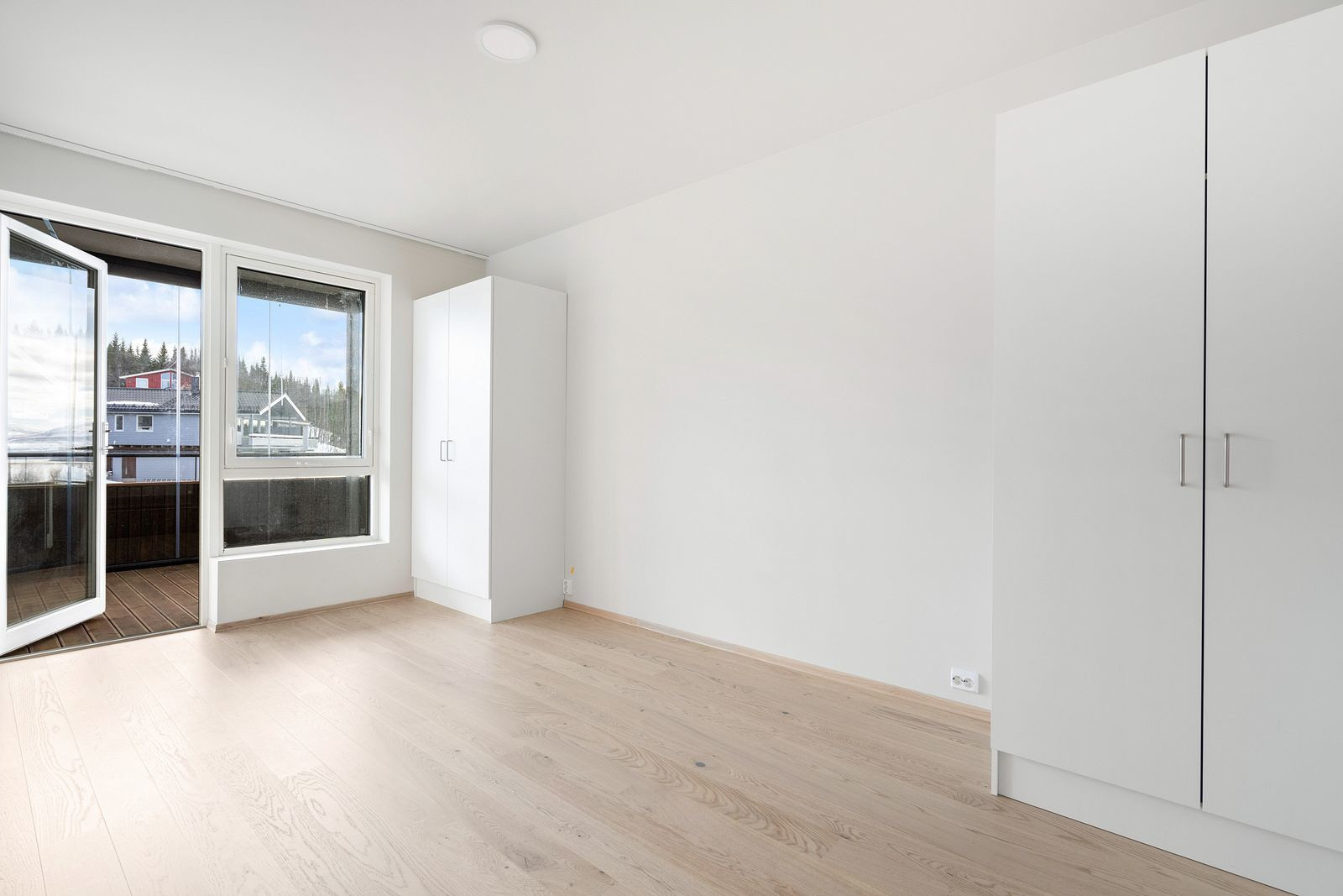 Soverom 1 - Romslig soverom med utgang til innglasset balkong.