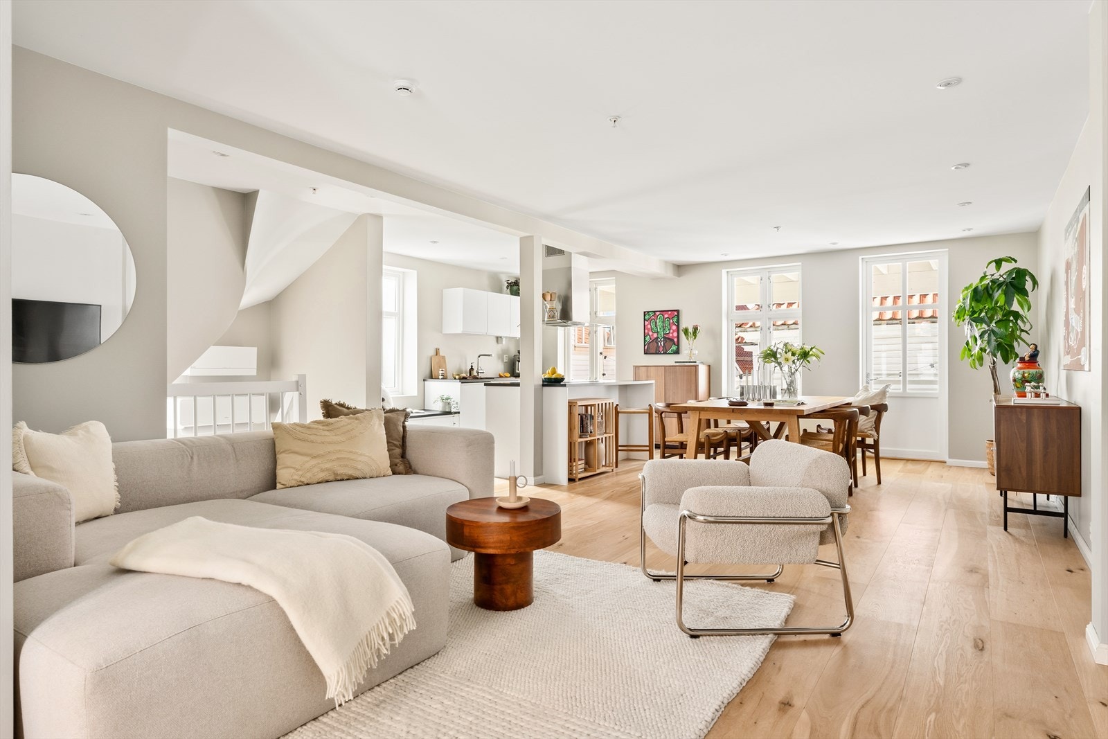 Boligen har hatt flere oppgraderinger siden byggeår og fremstår i dag med meget god standard. Galleribilde