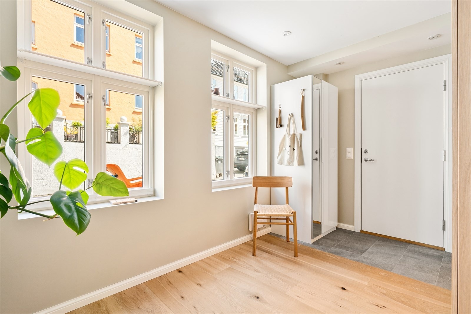 En innbydende og flislagt entré ønsker deg velkommen. Galleribilde