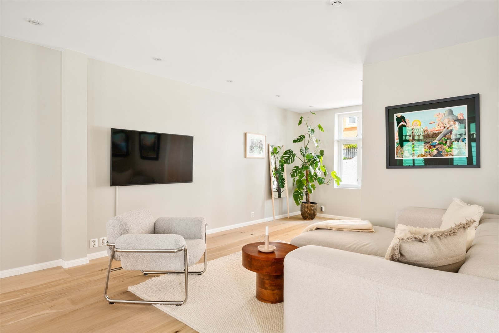 Stuen er smart inndelt med en egen sone for spisestue og en for sofagruppe. Galleribilde