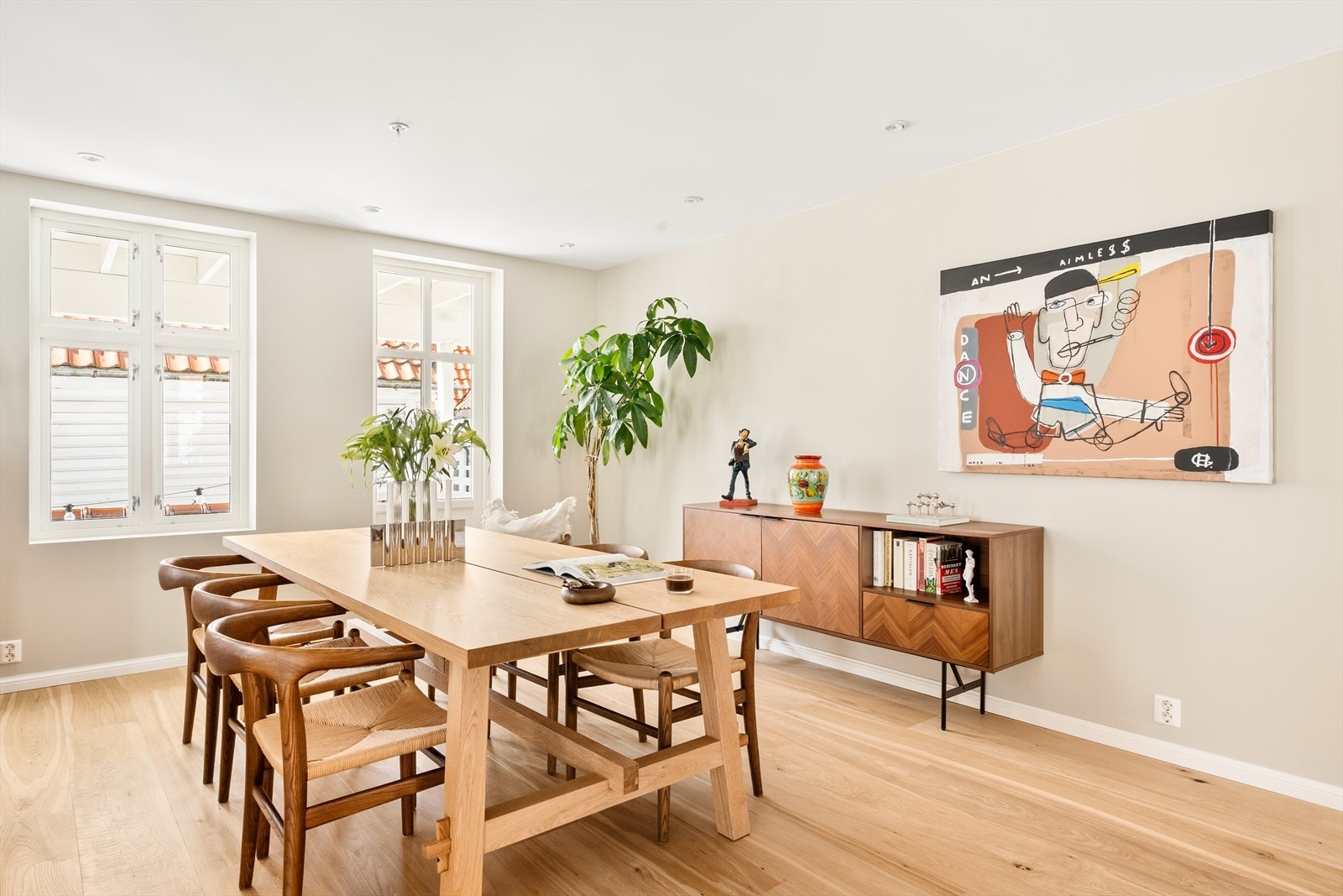 På gulvet ligger en elegant, bred enstavsparkett som gir et helhetlig og moderne uttrykk. Galleribilde