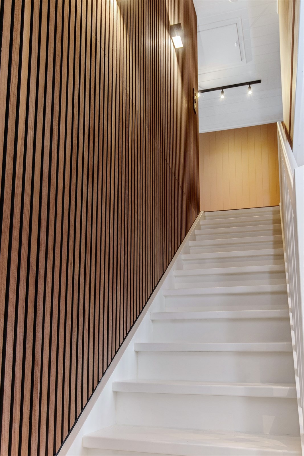 Trappeoppgangen er flott med moderne spilevegg og belysning. Galleribilde
