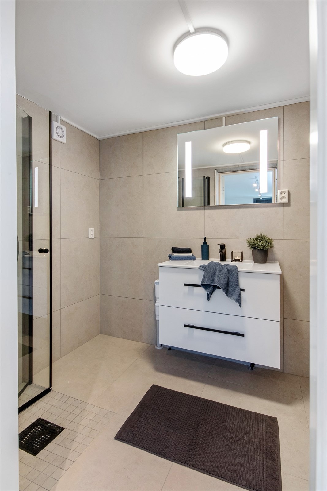 Lekkert flislagt bad i kjeller av samme gode standard som badet på loftet. Galleribilde